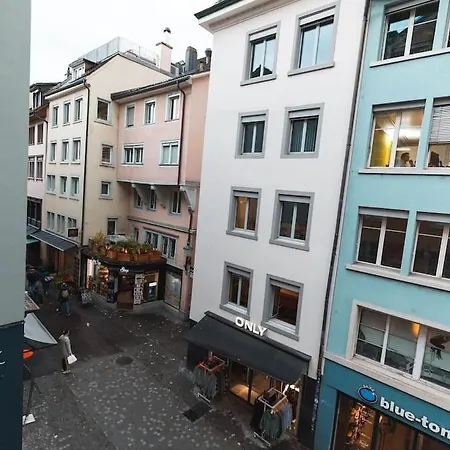 5-mins Walk To Main Station - Center Apartmán