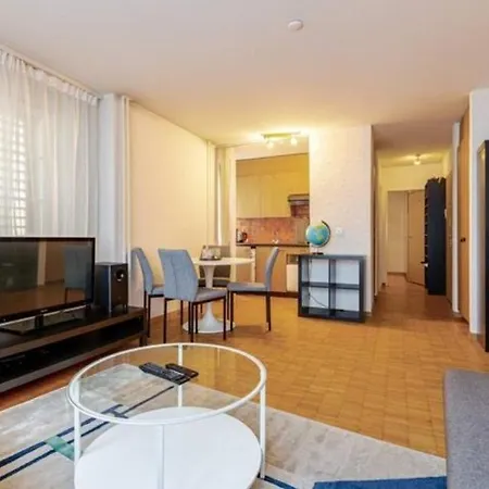 Apartment 5-mins Walk To Main Station - Center *