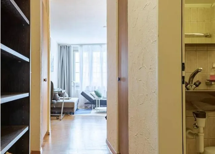 5-mins Walk To Main Station - Center Daire