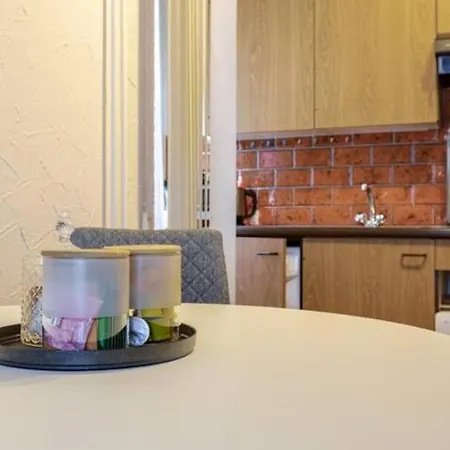 דירה 5-mins Walk To Main Station - Center *