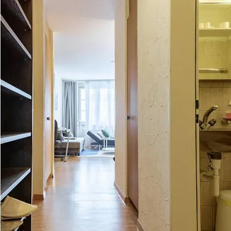 5-mins Walk To Main Station - Center شقة