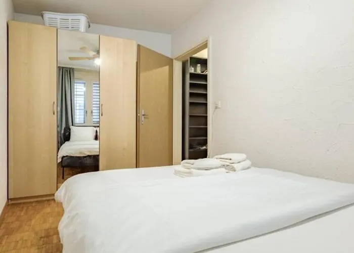 5-mins Walk To Main Station - Center Appartamento *